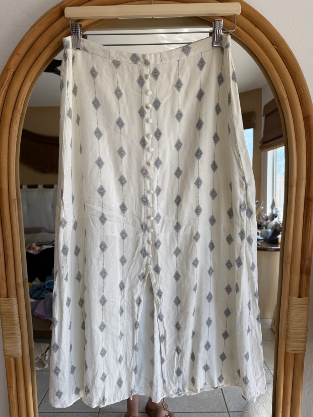 Button-Front Diamond Print Midi Skirt in Ivory and Gray